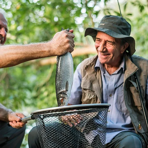 Amigos em uma excursão de pescaria