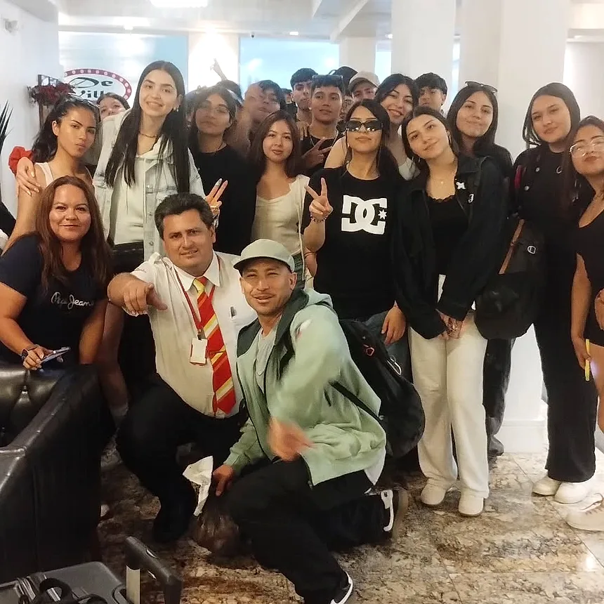 Ivanir com um grupo de passageiros da Almeida Viagens