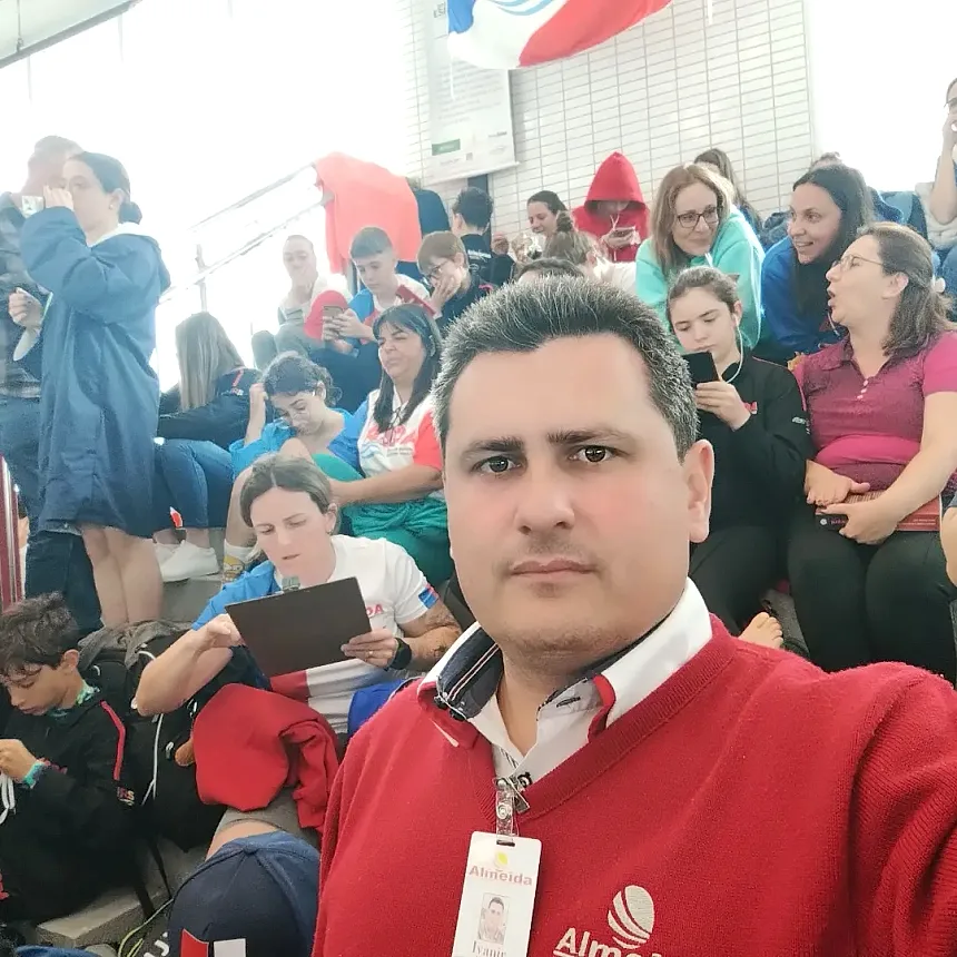 Ivanir com o crachá da Almeida durante um evento