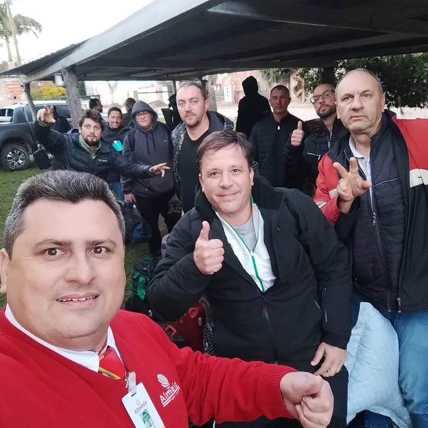 Ivanir com passageiros no ponto de embarque