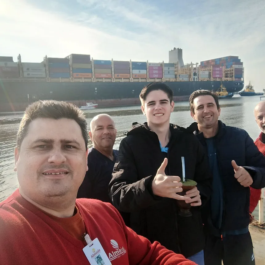 Ivanir com passageiros em um passeio à beira do rio
