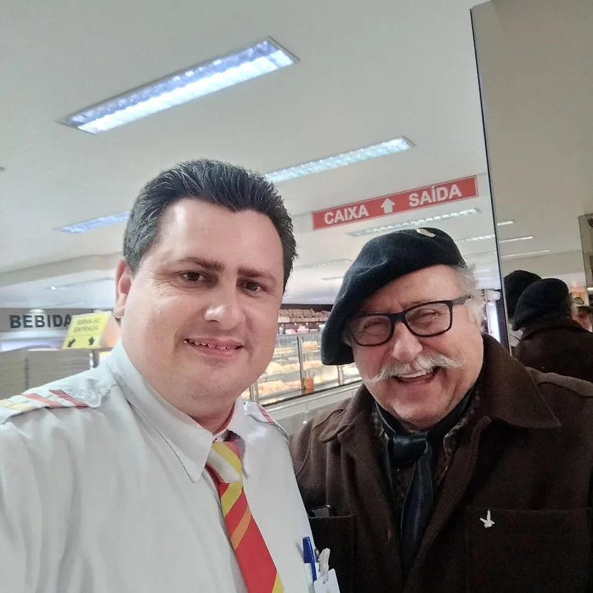 Ivanir atendendo um passageiro da Almeida Viagens