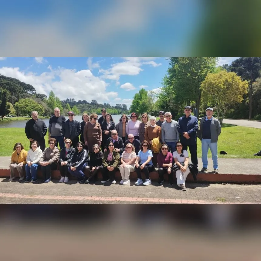 Grupo da Almeida Viagens reunido em um passeio à beira do lago