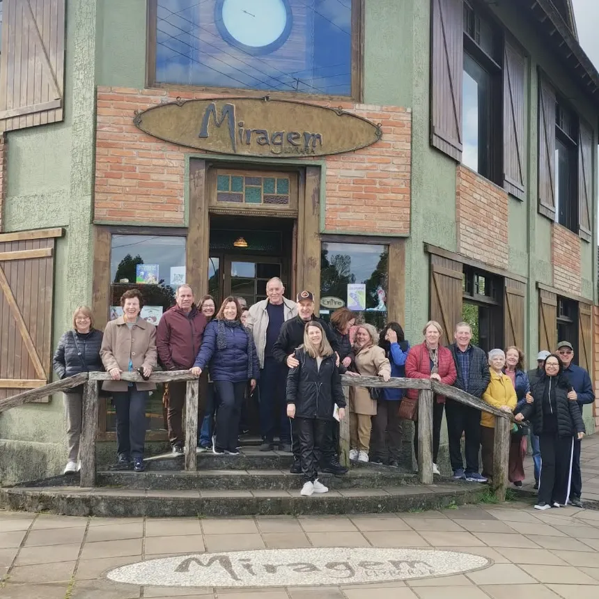 Grupo da Almeida Viagens em frente à Livraria Miragem