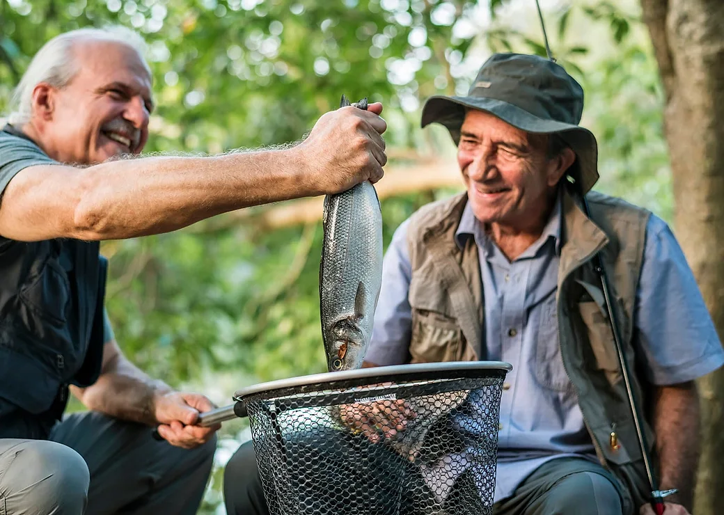 Amigos em uma excursão de pescaria